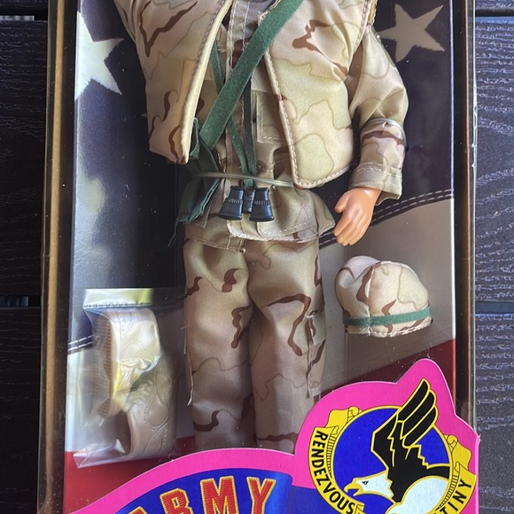 NRFB Vintage 1992 Army Ken Doll - Picture 3 of 12